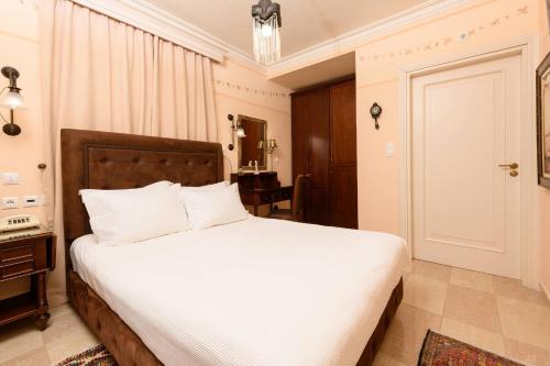 Enavlion Hotelにあるベッド