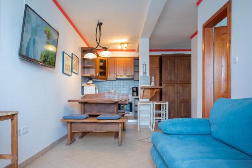 un soggiorno con divano e una cucina di Apartments Hinterreiter a Rovigno (Rovinj)