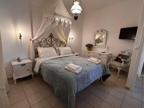 Postel nebo postele na pokoji v ubytování Exilze House Beachfront Kionia
