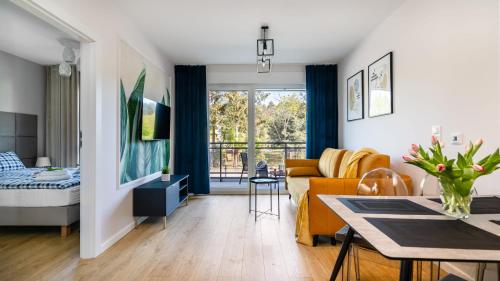 Un pat sau paturi într-o cameră la JANTAR RESORT Apartamenty PIAMOLA