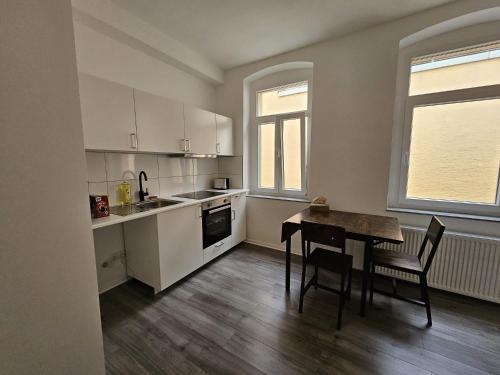 cocina con mesa y sillas en una habitación en SFN Home Stay en Bergisch Gladbach
