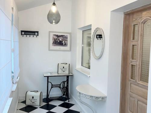 baño con suelo a cuadros en blanco y negro en Dale's House in Birstonas en Birštonas