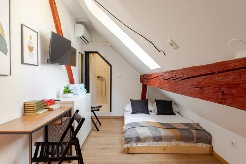 Ένα ή περισσότερα κρεβάτια σε δωμάτιο στο Stylish Loft In The Hearth Of Historic Centre