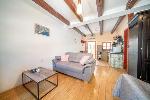 ein Wohnzimmer mit einem Sofa und einem Tisch in der Unterkunft Villa LaBelle Vera in Vodice