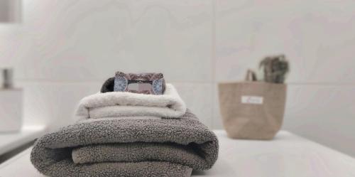 einen Haufen Handtücher auf einem Badezimmer in der Unterkunft Lovely Place in Acharnes