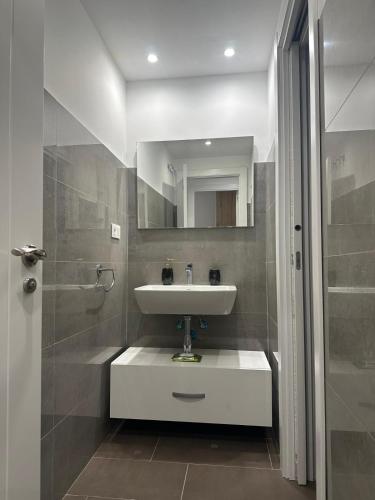 a bathroom with a sink and a mirror at Coello31 - Apartamento céntrico y tranquilo, con piscina y parking in Jaén