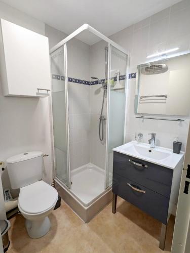 une salle de bain avec une douche, des toilettes et un lavabo dans l'établissement Belle villa 2 chambres, veranda, terrasse parking privatif dans résidence sécurisée avec piscine commune 800 m de la mer LRCS87, à Portiragnes