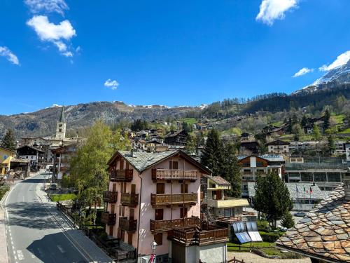 uma vista para uma cidade com uma montanha ao fundo em Apartments Les Crouses em Valtournenche