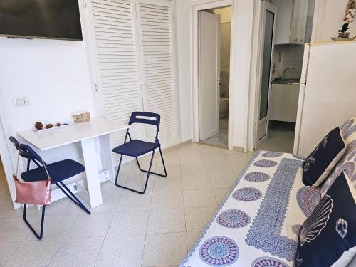 Cette chambre comprend une table, des chaises et un lit. dans l'établissement Maridea - O'Sarracino, à Ponza