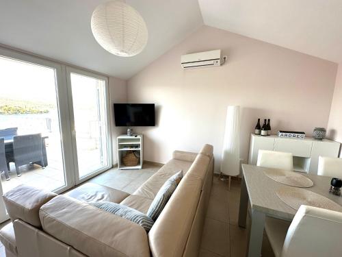 een woonkamer met een bank en een tafel bij The Sun Terrace Apartment Rogoznica in Rogoznica