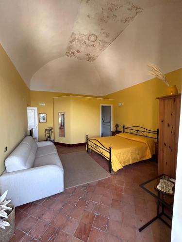 salon z łóżkiem i kanapą w obiekcie Palazzo Verone w mieście Scala