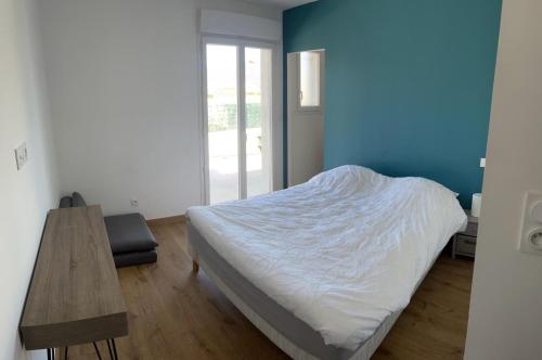 une chambre avec un lit et une table en bois dans l'établissement Maison de Vacances Avec Piscine Privée en Corse, BORGO, à Borgo