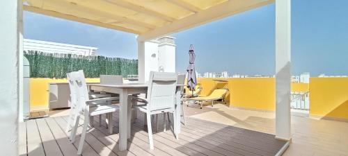 comedor con mesa y sillas en el balcón en Royal Cabanas Golf by Amandio Batista, en Cabanas de Tavira