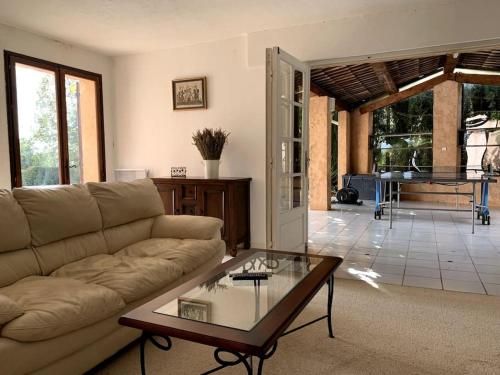 un salon avec un canapé et une table en verre dans l'établissement Villa in Provence - Amazing View from Pool Terrace, à La Motte