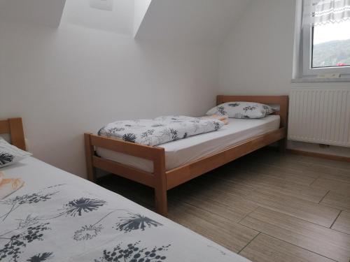 1 dormitorio con 2 camas y ventana en Ribiški dom Radeče en Radeče