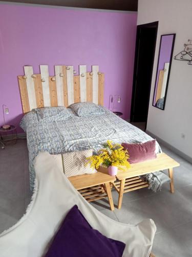 - une chambre avec un lit et une table fleurie dans l'établissement Studiowillangel, à Régusse