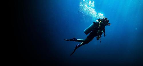 una persona con un traje de neopreno nadando en el agua en Antalya Adrenalin, en Antalya
