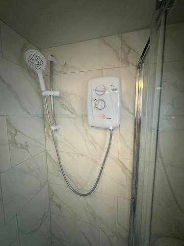 y baño con ducha. en Cosy Apartment near City Center, en Dublín