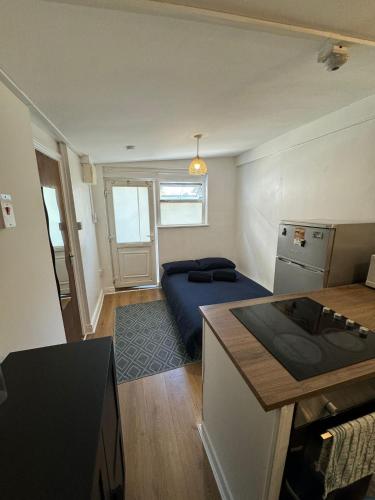 Habitación pequeña con cama y cocina en Cosy Apartment near City Center, en Dublín