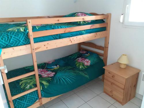 quelques lits superposés dans une chambre dans l'établissement 2 Pièces-cabine Terrasses de Savanna Rochelongue CAP D'AGDE, au Cap d'Agde
