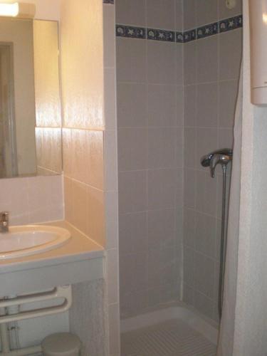 une salle de bain avec douche et lavabo dans l'établissement 2 Pièces-cabine Terrasses de Savanna Rochelongue CAP D'AGDE, au Cap d'Agde