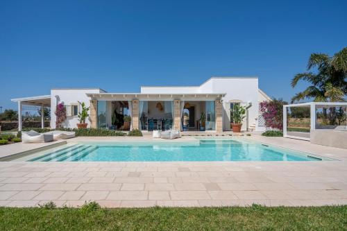 uma piscina em frente a uma casa em Villa Lucia con piscina privata vicino al mare em Gallipoli