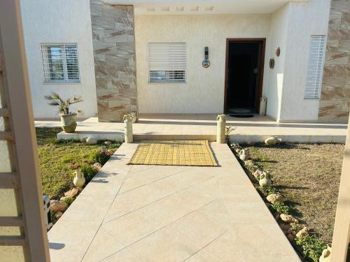 een veranda van een huis met een deur bij Villa Shams - with Pool in Mellita