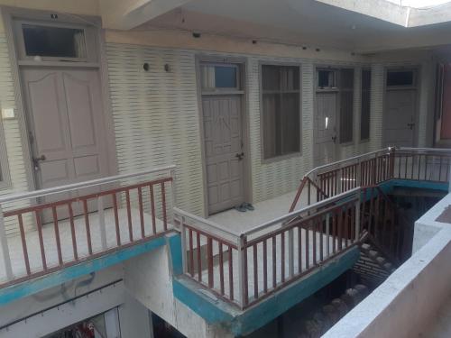 un balcone di una casa con piscina di Shah Residence a Khwāzakhela