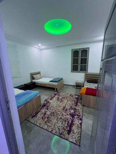 Pokój z 2 łóżkami i zielonym sufitem w obiekcie Villa dhia w mieście Houmt Souk
