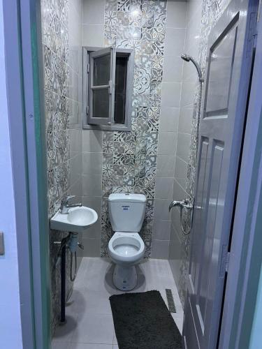 uma pequena casa de banho com WC e lavatório em Villa dhia em Houmt Souk