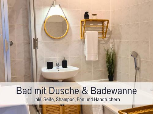 bagno con lavandino, doccia e specchio di Schöne, ruhige Stadtwohnung, Küche, SmartTV, 1-5 Pers a Brandenburg an der Havel