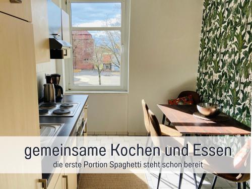 uma cozinha com uma mesa e uma janela em Schöne, ruhige Stadtwohnung, Küche, SmartTV, 1-5 Pers em Brandenburg an der Havel