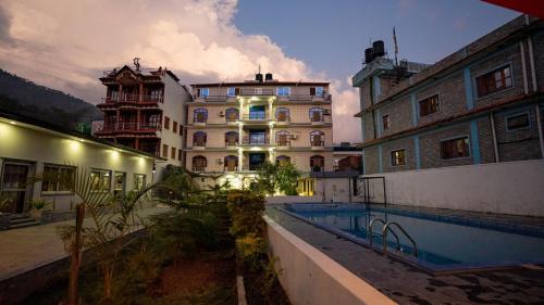 Bassein majutusasutuses Royal Kushma Resort või selle lähedal