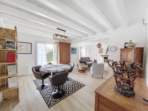 un salon avec une table et des chaises dans l'établissement S-Vacances-Soustons Maison 4 personnes centre-ville avec joli jardin, à Soustons