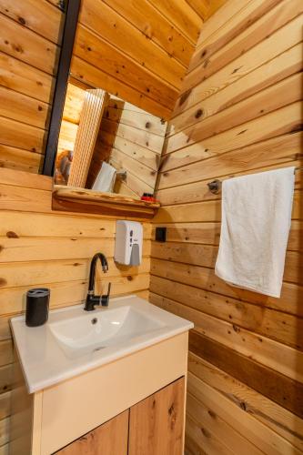 a bathroom with a sink and a mirror at Karaöz Sapphire Bungalows in Kumluca