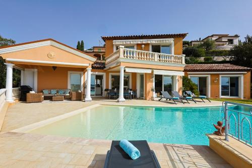 une villa avec piscine devant une maison dans l'établissement Provenzalische Villa Maison des Loups - Garten mit Meerblick und Infinity Pool by Riviera HomeLife, à Sainte-Maxime