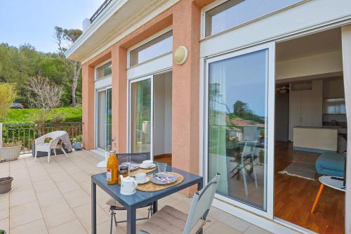 d'une terrasse avec une table et de la nourriture. dans l'établissement Apartment Tiki Plage mit Meerblick und direkt am Strand, à Saint-Raphaël