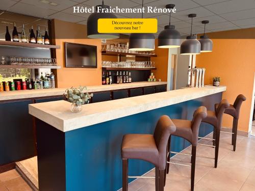 un bar avec tabourets dans un hôtel plus franc krupp dans l'établissement Kyriad Martigues Sud, à Martigues