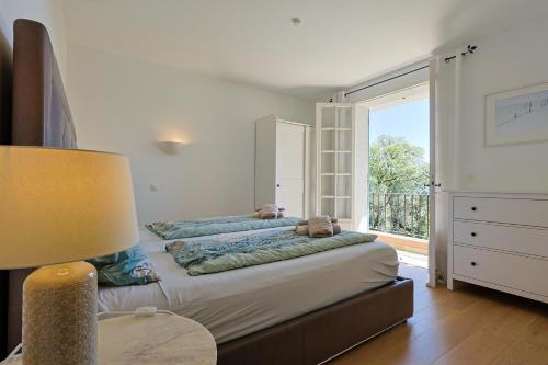 um quarto com duas camas com ursos de peluche em Ferienhaus Équilibre em Saint-Peïre-sur-Mer