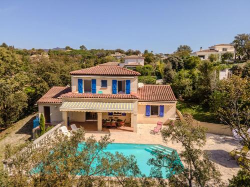 une vue aérienne d'une maison avec piscine dans l'établissement Provenzalische Villa l'Olivier - mit Terrasse und privatem Pool by Riviera HomeLife, à Saint-Raphaël