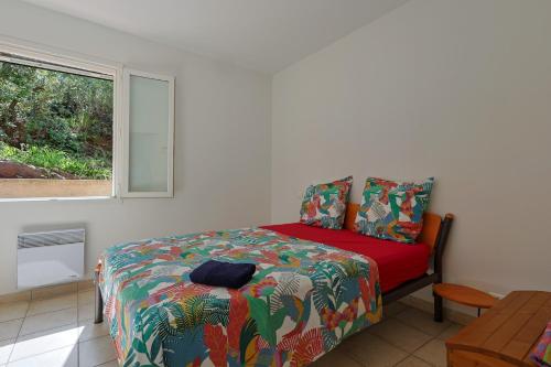 une chambre avec un lit et une fenêtre dans l'établissement Provenzalische Villa l'Olivier - mit Terrasse und privatem Pool by Riviera HomeLife, à Saint-Raphaël