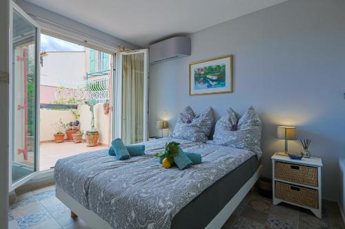 une chambre avec un lit avec un ours en peluche dessus dans l'établissement Provenzalische Villa Citronniers - Garten mit Meerblick und Pool by Riviera HomeLife, à Saint-Raphaël