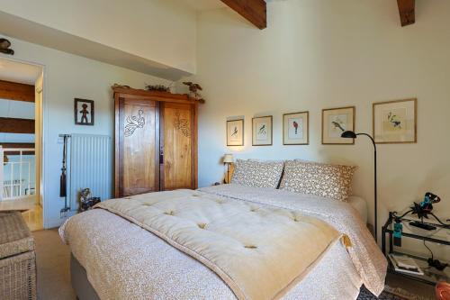 ein Schlafzimmer mit einem großen Bett in einem Zimmer in der Unterkunft Appartement Globetrotter in Saint-Raphaël