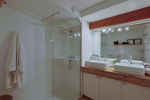 y baño con 2 lavabos y ducha. en Appartement Globetrotter, en Saint-Raphaël