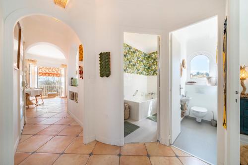 une salle de bain avec une baignoire, des toilettes et un lavabo dans l'établissement Le Mimosa, à Vence