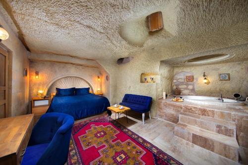 於爾居普的住宿－World Cave House，一间卧室配有一张床和浴缸