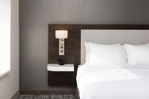 Ένα ή περισσότερα κρεβάτια σε δωμάτιο στο Hampton Inn & Suites Manteca