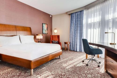 a hotel room with a bed and a desk at Hilton Garden Inn Alexandria Old Town National Harbor in Alexandria