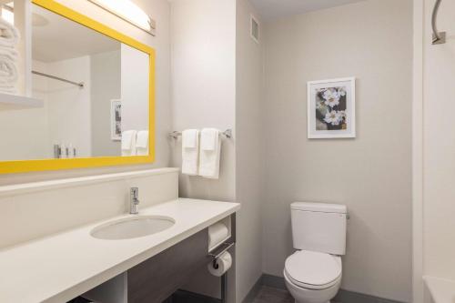 Ένα μπάνιο στο Hampton Inn & Suites Manteca