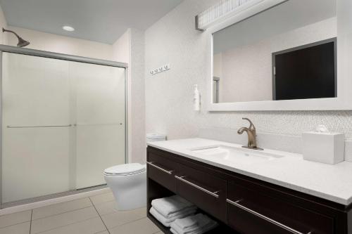 Newly Renovated - Home2 Suites by Hilton Knoxville West في نوكسفيل: حمام مع حوض ومرحاض ومرآة